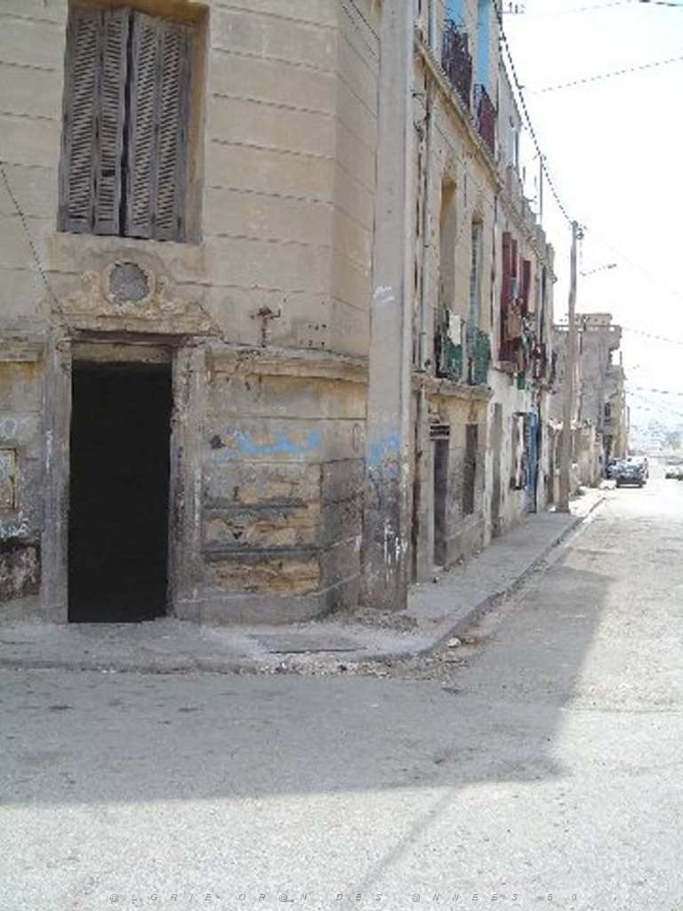 406 LE 2 PLACE CARTEAUX ET RUE DE PICARDIE ORAN 2005.jpg